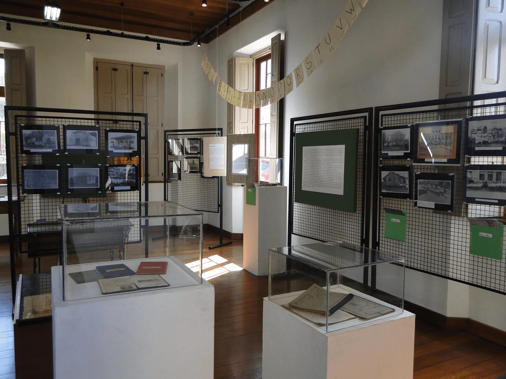 Foto de uma sala de exposições do Museu do Imigrante.