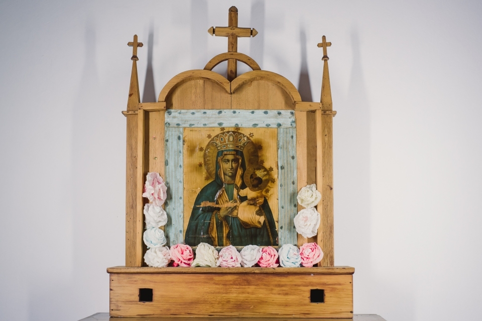 Altar de madeira com imagem da Nossa Senhora de Częstochowa ao centro.