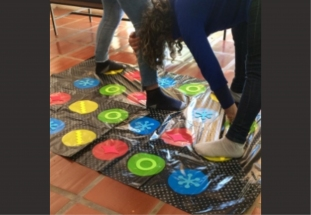 adolescentes jogando Twister