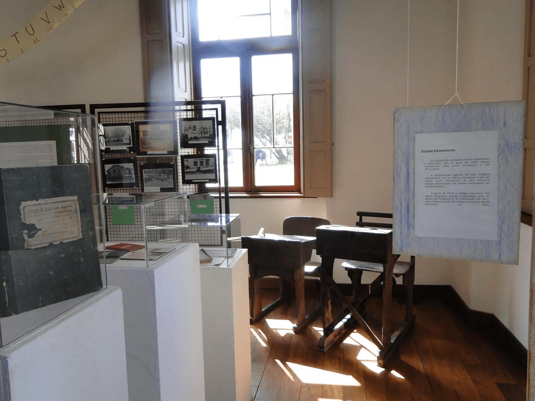 Foto de uma sala do museu com várias exposições.