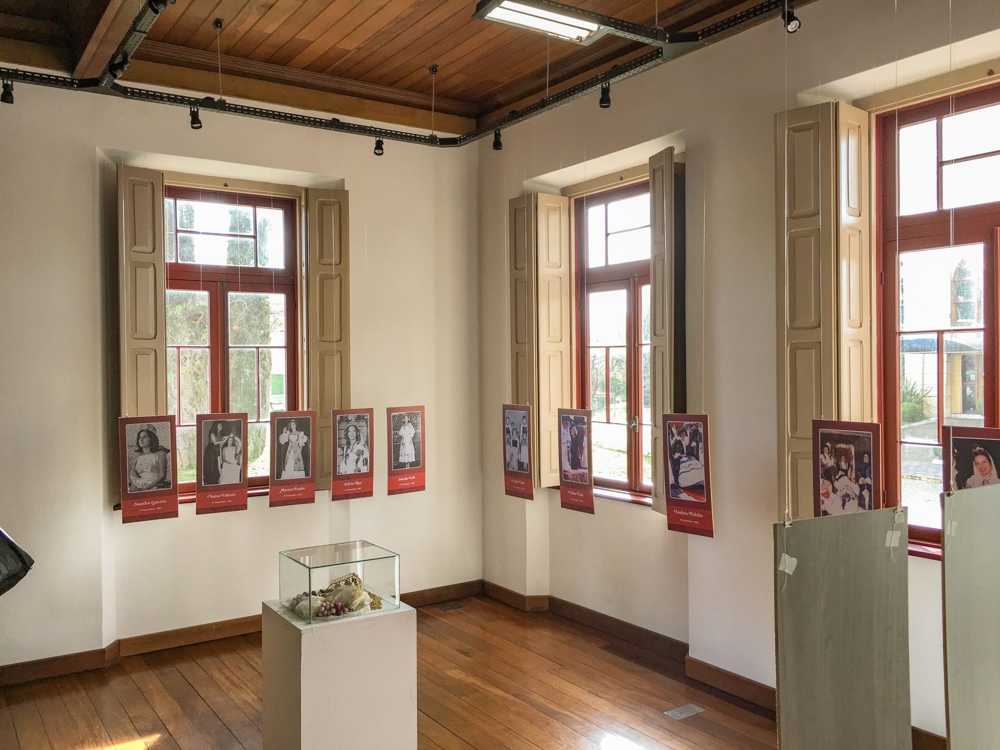 Foto de uma sala do museu com exposições