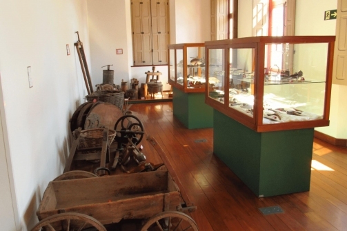 Foto de uma sala do museu com várias exposições.