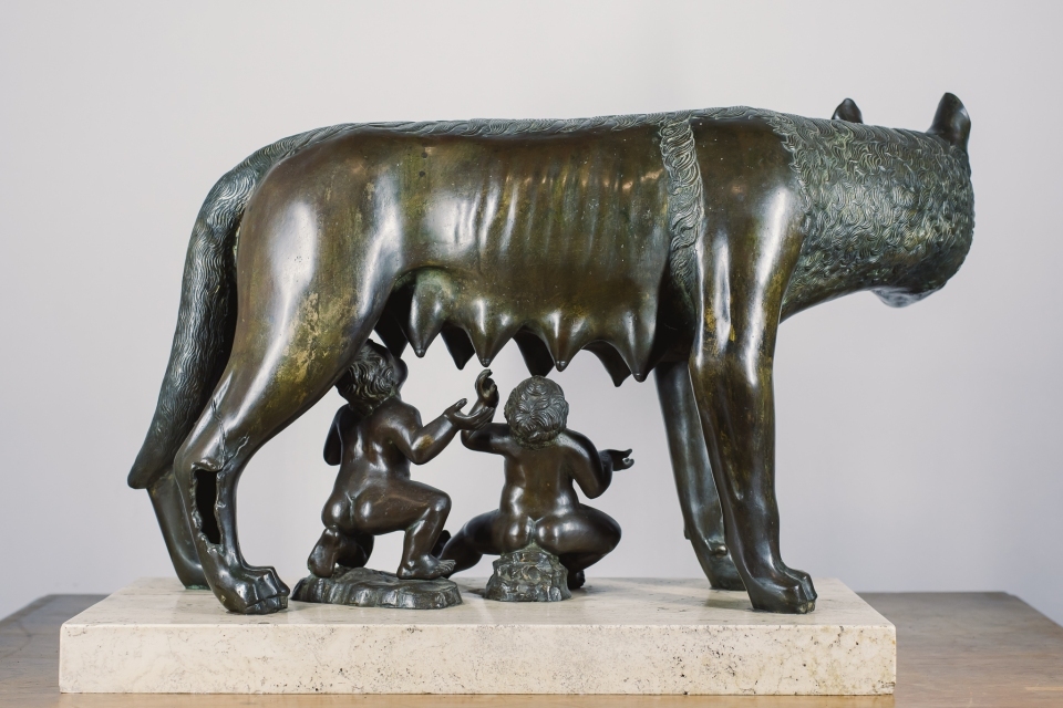 estátua de uma loba amamentando duas crianças
