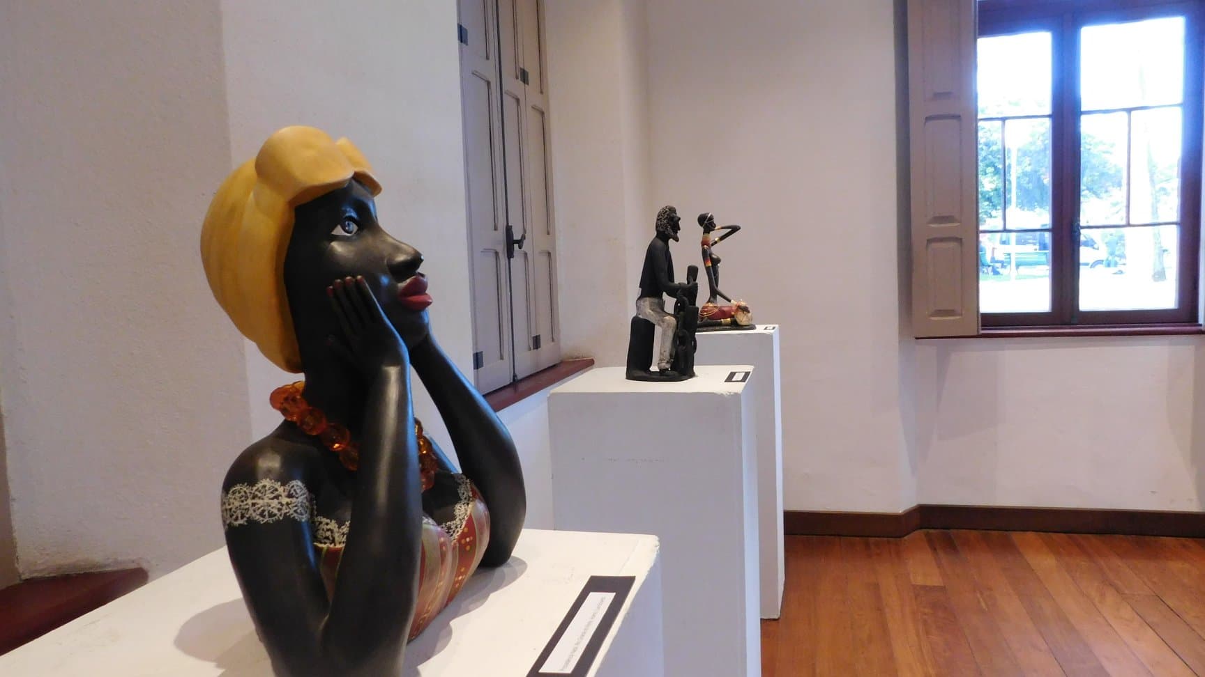 Foto de uma sala do museu com algumas estátuas em exposição.